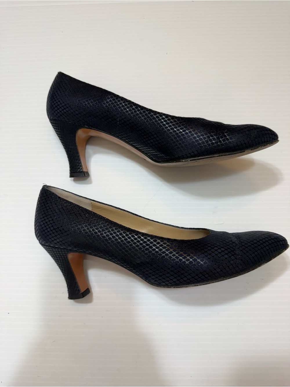 Ferragamo Black Textured Leather Pumps Size 7 - Picture 5 of 10